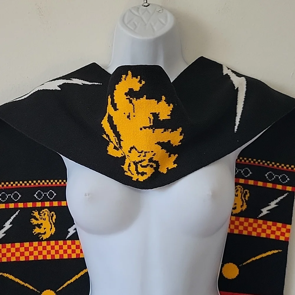 GUC harry potter gryffindor scarf and hogwartz heather gray beanie
